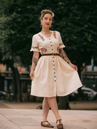 Robe fleurie brodée en coton beige à col en V des années 40