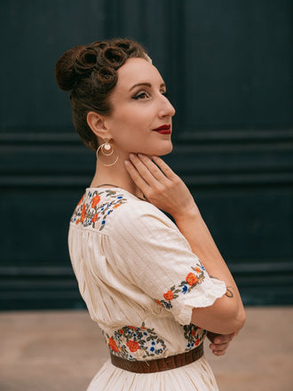 Robe fleurie brodée en coton beige à col en V des années 40