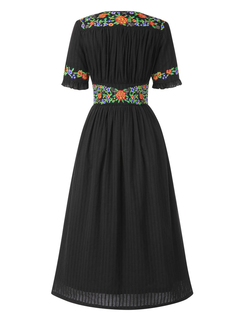 Robe fleurie brodée en coton noire à col en V des années 40