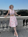 Robe rose à col en V et motif fleurs des années 1950