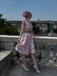 Robe rose à col en V et motif fleurs des années 1950
