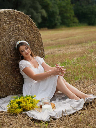 Robe blanche en patchwork de dentelle à col en V des années 1940