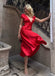 Robe en satin à col en V profond et couleur unie des années 1950