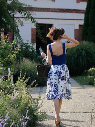 Robe bleue à col en cœur et boutons fleuris des années 1950