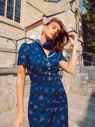 Robe bleu à manches bouffantes et revers fleuris des années 1940