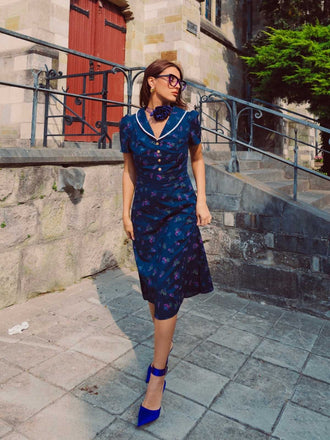 Robe bleu à manches bouffantes et revers fleuris des années 1940