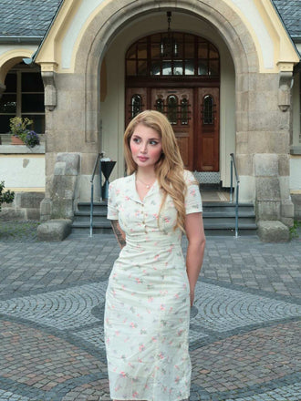 Robe beige à manches bouffantes et revers fleuris des années 1940