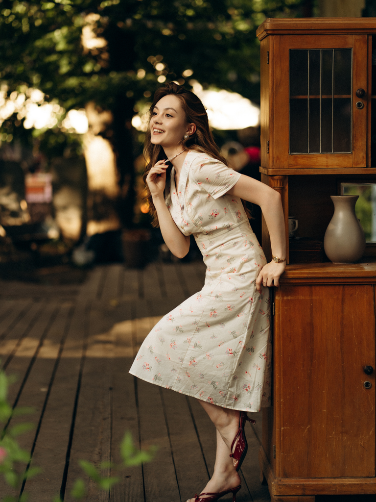 Robe beige à manches bouffantes et revers fleuris des années 1940