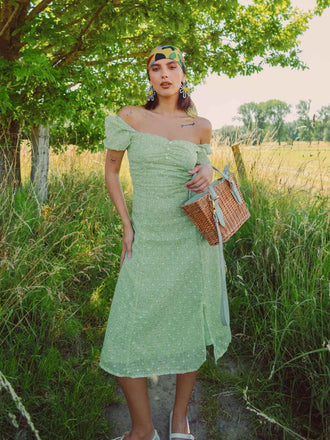 Robe verte à petites fleurs col cœur des années 1940