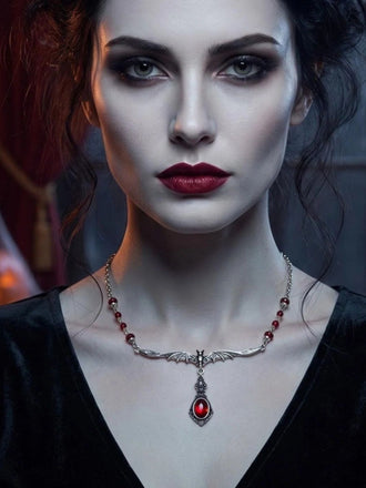 Collier gothique à pendentif chauve-souris et rubis rouge