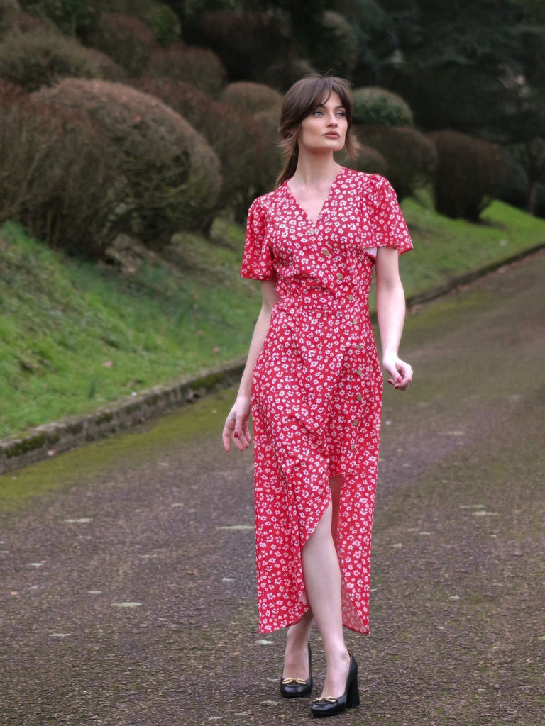Robe rouge à col en V à fleurs des années 1940