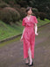 Robe rouge à col en V à fleurs des années 1940