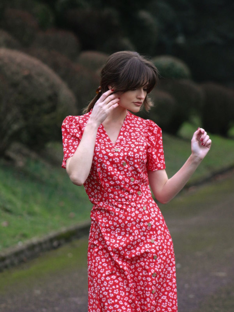 Robe rouge à col en V à fleurs des années 1940