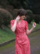 Robe rouge à col en V à fleurs des années 1940