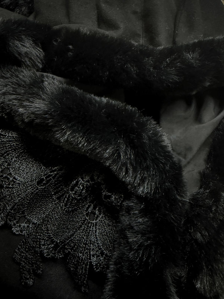 Cape à capuche style chat noire et fourrure synthétique des années 1960