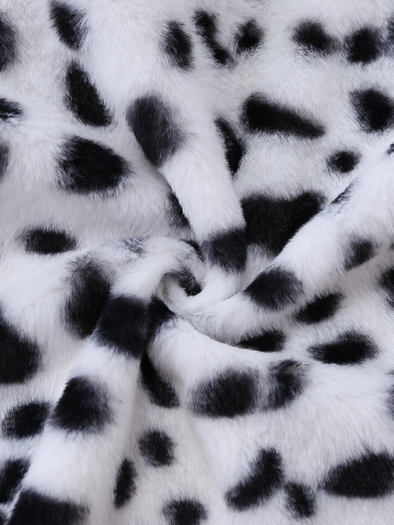 Cape blanche à capuche de méchante en fausse fourrure motif dalmatien années 1970