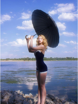 Maillot de bain bleu marine à licou plissé années 1950