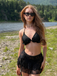 Ensemble bikini noir col halter et cache-maillot fleurie années 1960