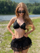 Ensemble bikini noir col halter et cache-maillot fleurie années 1960