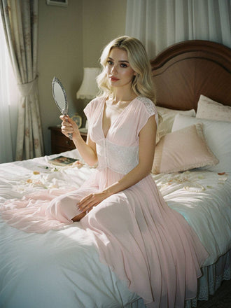 [Prévente] Robe de chambre rose en dentelle plissée et résille taille cintrée années 1930