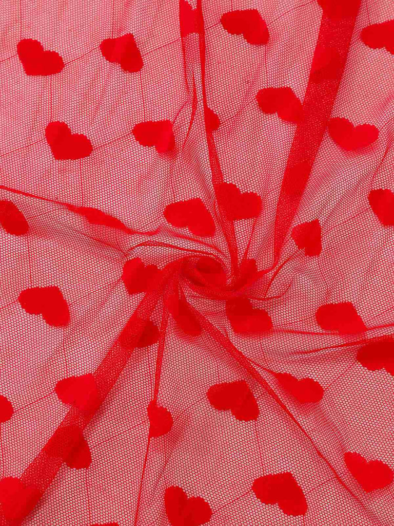 Nuisette rouge à bretelles en résille à cœurs des années 1930