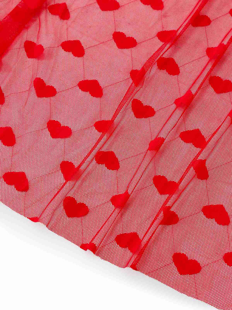 Nuisette rouge à bretelles en résille à cœurs des années 1930