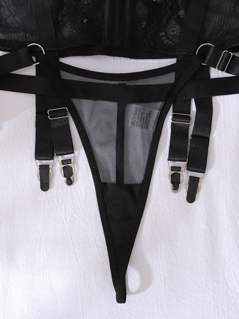 Ensemble lingerie nuisette transparente en dentelle et porte-jarretelles années 1950