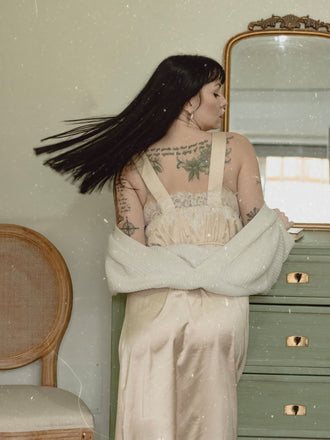 Chemise de nuit en satin et dentelle champagne des années 1930