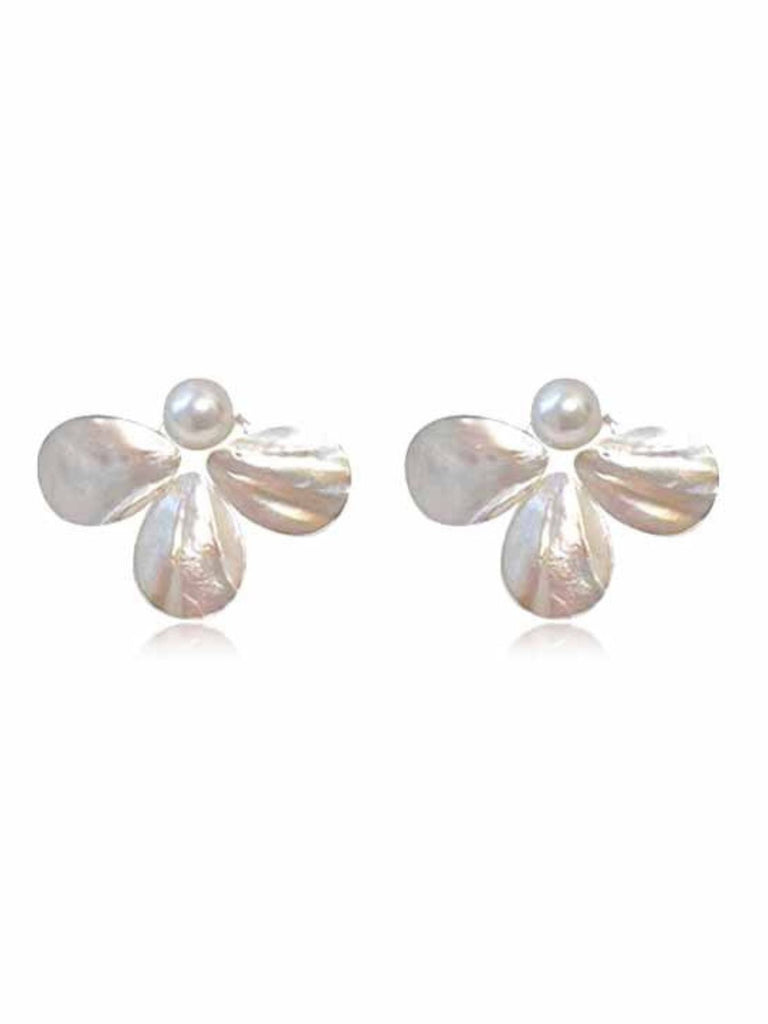 Boucles d'Oreilles Puces Fleur en Résine Perlée Blanches
