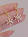 Boucles d’Oreilles Pendantes Dorées Flocon de Neige pour Noël - 1