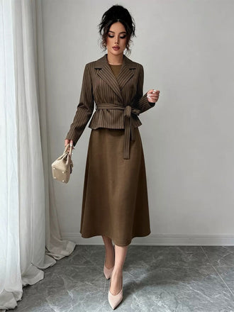 Ensemble 2 pièces blazer à fines rayures et robe midi trapèze Années 1940 - 1