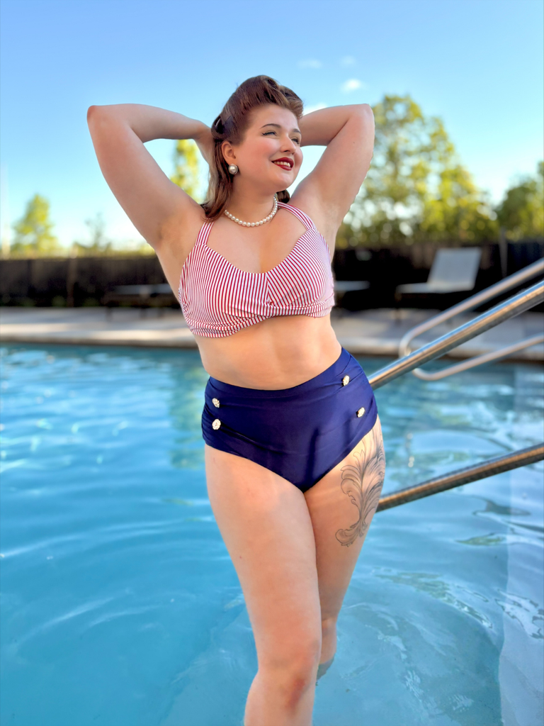 Ensemble de maillot de bain dos nu rayé rouge et bleu des années 1940