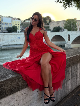 Robe longue rouge en tulle et dentelle à fines bretelles des années 1930