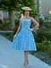 [Prévente] Robe dos nu marguerites bleue avec bordure en dentelle des années 1950