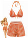 Ensemble bikini à rayures orange et blanches avec short assorti sur fond blanc