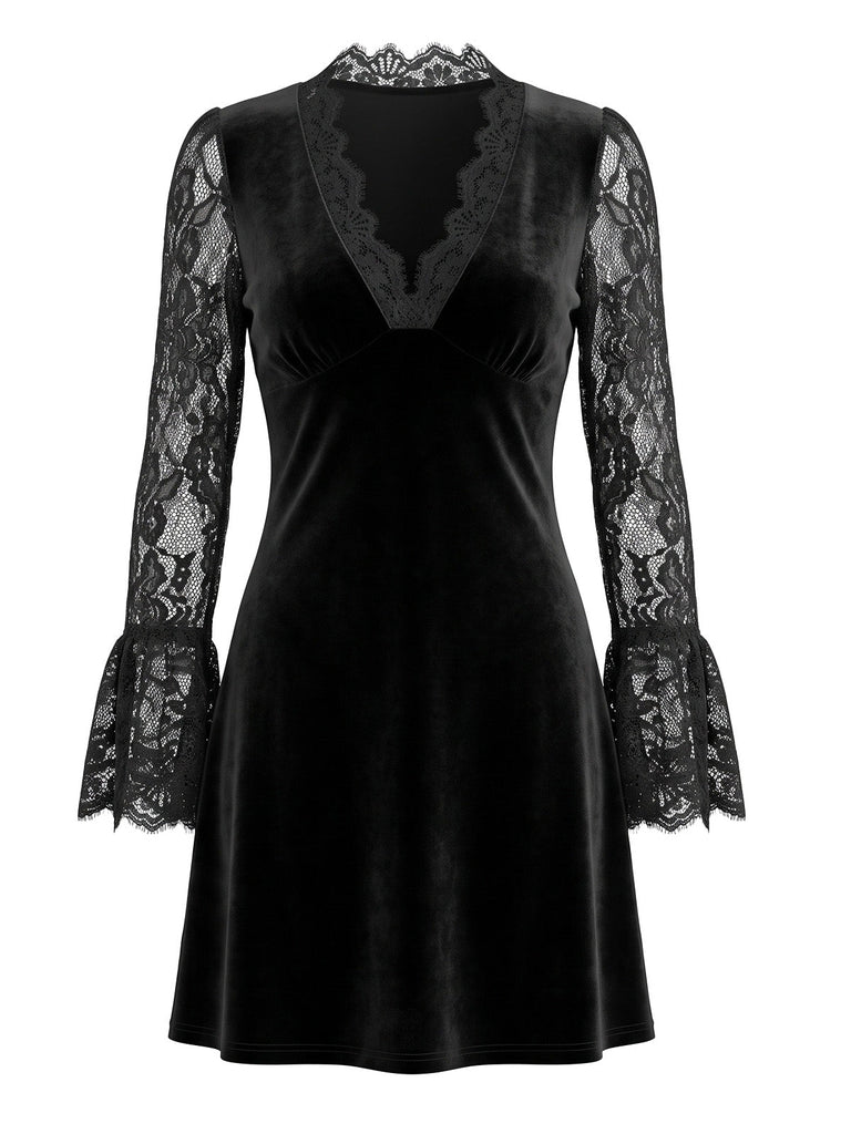 Robe courte gothique noire en velours à dentelle et manches évasées Années 1960 - 1