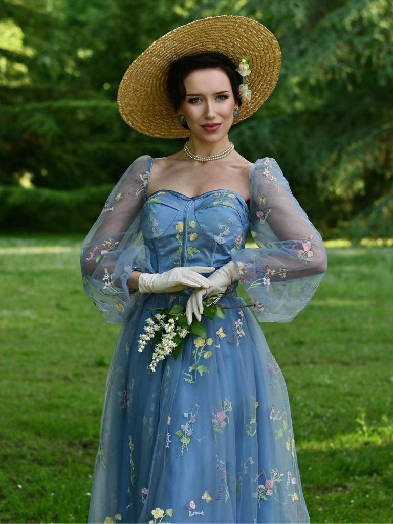 Robe à manches longues en maille brodée de fleurs bleues 1930s