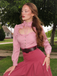 Robe rose poudré en coton à volants col en forme de goutte contrastée années 40