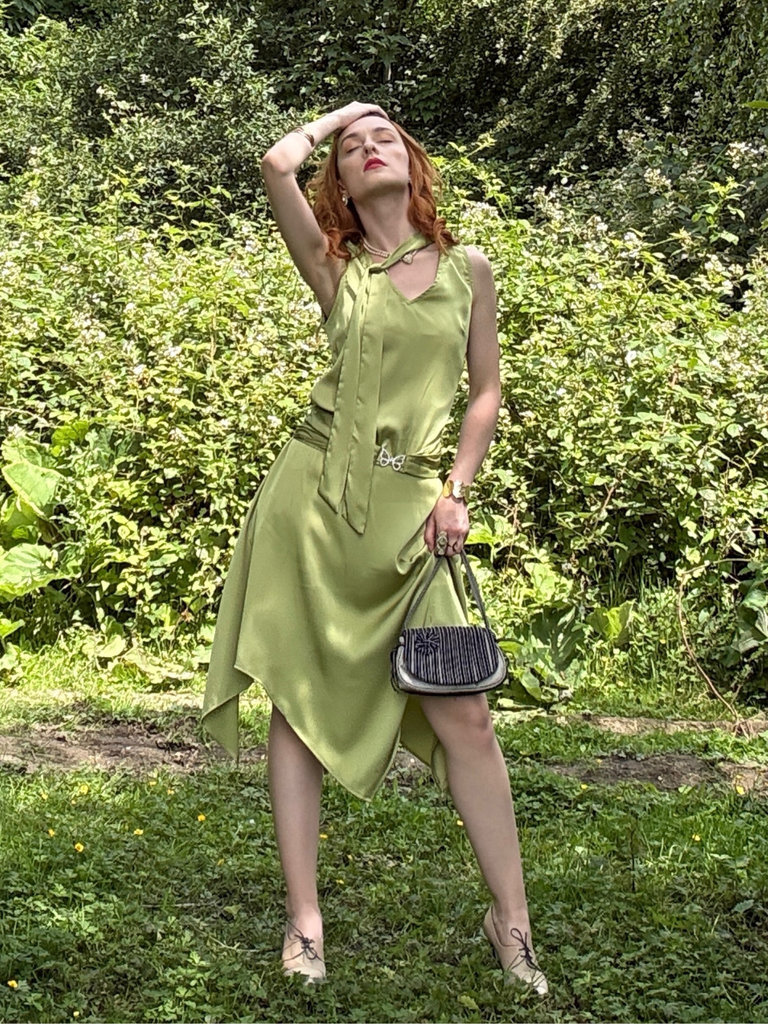 Robe verte ourlet mouchoir scintillant 1920s