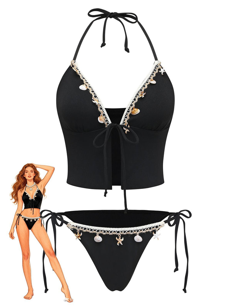 Ensemble bikini noir avec éléments décoratifs sur fond blanc