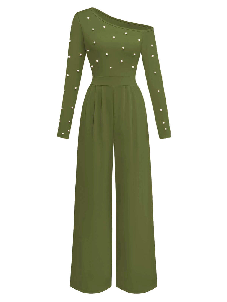 Combinaison verte ornée de perles sur fond blanc