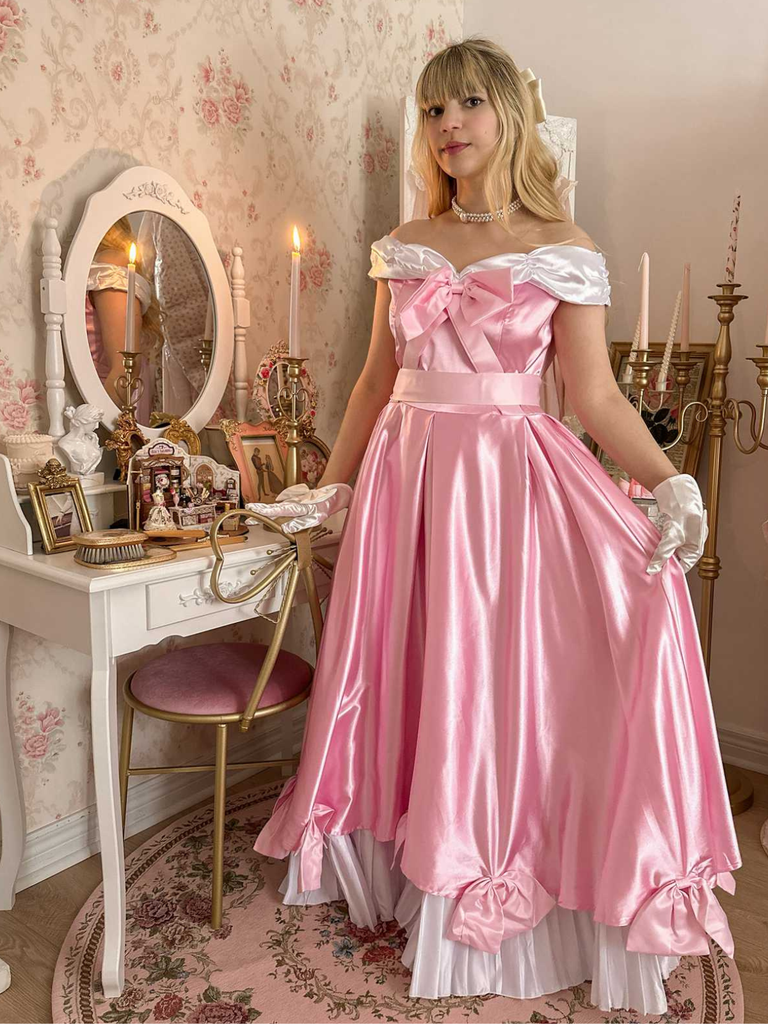 Robe rose à épaules dénudées plissée et ornée d'un nœud en satin années 50