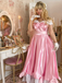 Robe rose à épaules dénudées plissée et ornée d'un nœud en satin années 50