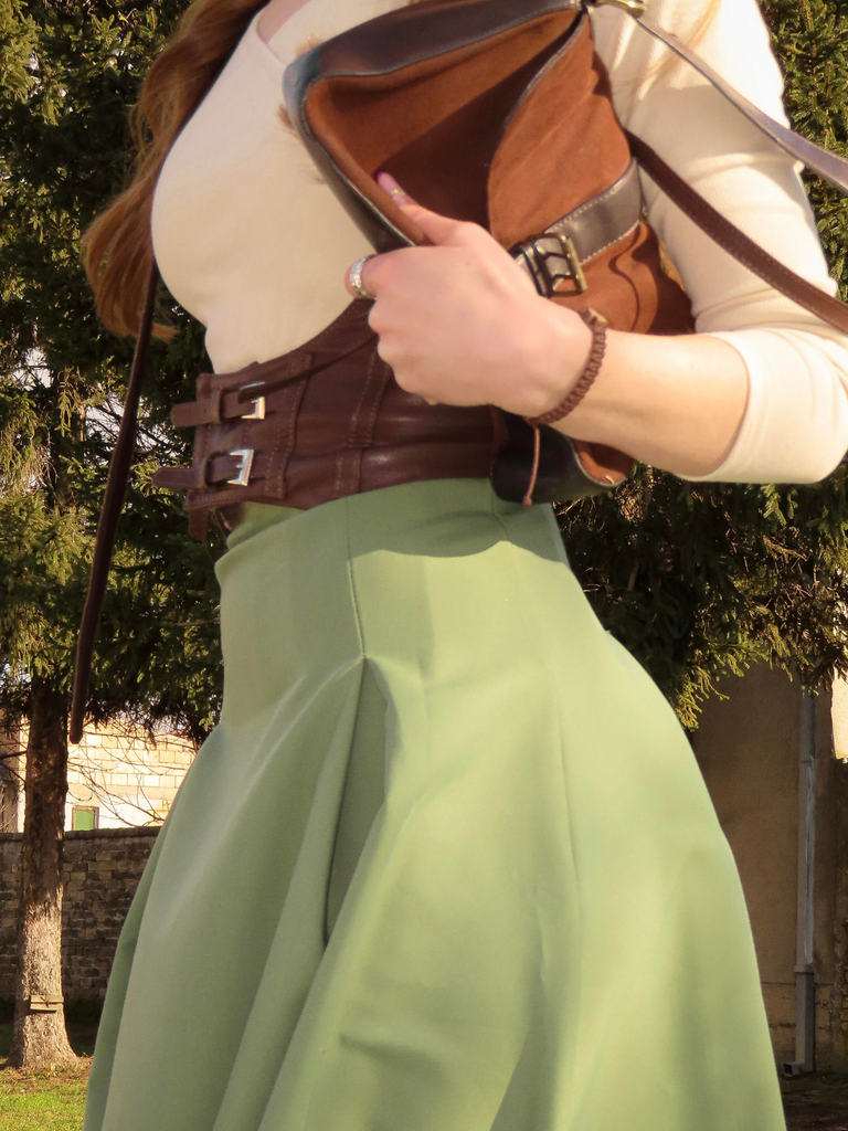 Robe plissée beige et verte en maille épaules dénudées années 50