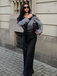 Combinaison noire à rayures et col chemise des années 40 avec cape