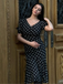 Robe sirène noire en mousseline à pois des années 1930