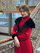 Manteau à col en fourrure rouge et noir des années 1950