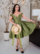 Robe trapèze verte à épaules dénudées et revers des années 1950