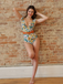 Maillot de bain à volants tournesols avec ceinture anneaux des années 1950