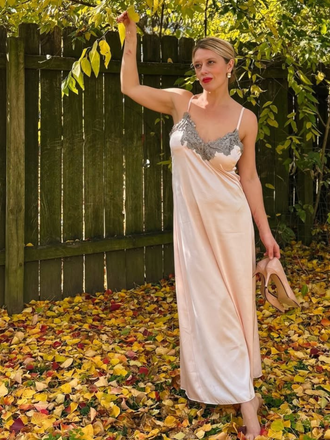 Chemise de nuit à bretelles en faux satin brodé des années 1930